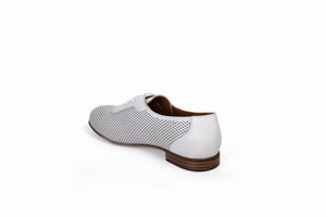 
                  
                    Load image into Gallery viewer, FOOT FEDERATION OPENWORK OXFORD WOMEN&amp;#39;S SHOE WHITE
                  
                