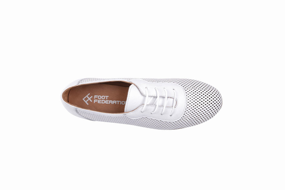 
                  
                    Load image into Gallery viewer, FOOT FEDERATION OPENWORK OXFORD WOMEN&amp;#39;S SHOE WHITE
                  
                