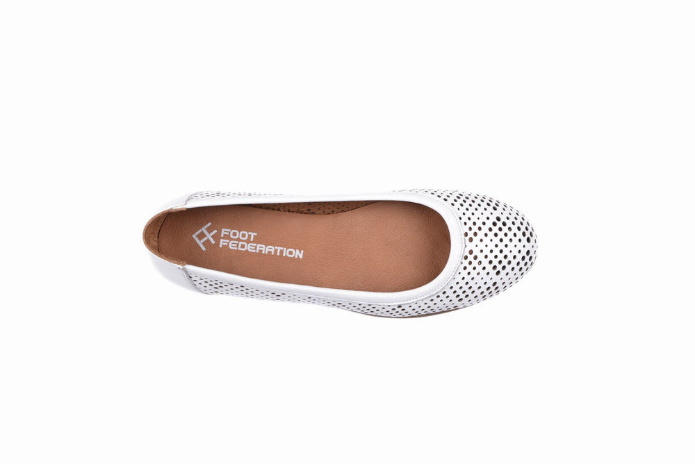 
                  
                    Load image into Gallery viewer, FOOT FEDERATION OPENWORK FLAT WOMEN&amp;#39;S SHOE WHITE
                  
                