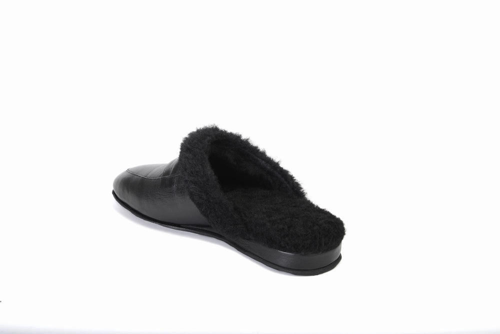 
                  
                    Laden Sie das Bild in den Galerie-Viewer, FOOT FEDERATION NATURAL FUR LINED MOC-TOE MEN&amp;#39;S LEATHER SLIPPER BLACK
                  
                