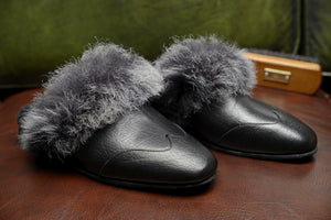 
                  
                    Laden Sie das Bild in den Galerie-Viewer, FOOT FEDERATION NATURAL FUR LINED WINGTIP MEN&amp;#39;S LEATHER SLIPPER BLACK
                  
                