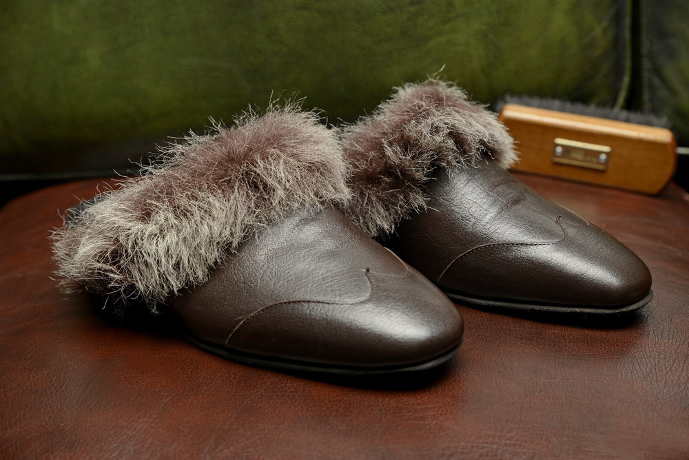 
                  
                    Laden Sie das Bild in den Galerie-Viewer, FOOT FEDERATION NATURAL FUR LINED WINGTIP MEN&amp;#39;S LEATHER SLIPPER BROWN
                  
                