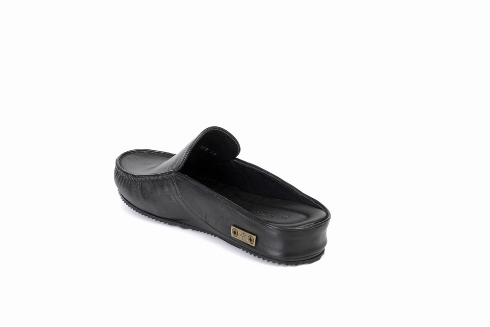 
                  
                    Laden Sie das Bild in den Galerie-Viewer, FOOT FEDERATION MOC-TOE MEN&amp;#39;S LEATHER SLIPPER BLACK
                  
                