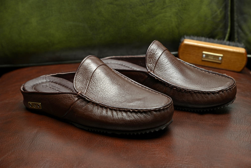 
                  
                    Laden Sie das Bild in den Galerie-Viewer, FOOT FEDERATION MOC-TOE MEN&amp;#39;S LEATHER SLIPPER BROWN
                  
                