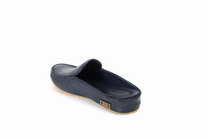 
                  
                    Laden Sie das Bild in den Galerie-Viewer, FOOT FEDERATION MARINE MOC-TOE MEN&amp;#39;S LEATHER SLIPPER NAVY BLUE
                  
                