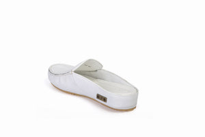 
                  
                    Laden Sie das Bild in den Galerie-Viewer, FOOT FEDERATION MARINE MOC-TOE MEN&amp;#39;S LEATHER SLIPPER WHITE
                  
                