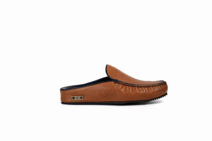 
                  
                    Laden Sie das Bild in den Galerie-Viewer, FOOT FEDERATION MOC-TOE MEN&amp;#39;S LEATHER SLIPPER TOBACCO
                  
                