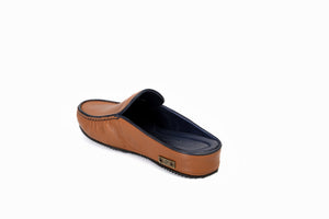 
                  
                    Load image into Gallery viewer, FOOT FEDERATION MOC-TOE WOMEN&amp;#39;S LEATHER SLIPPER TOBACCO
                  
                