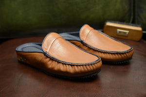 
                  
                    Laden Sie das Bild in den Galerie-Viewer, FOOT FEDERATION MOC-TOE MEN&amp;#39;S LEATHER SLIPPER TOBACCO
                  
                