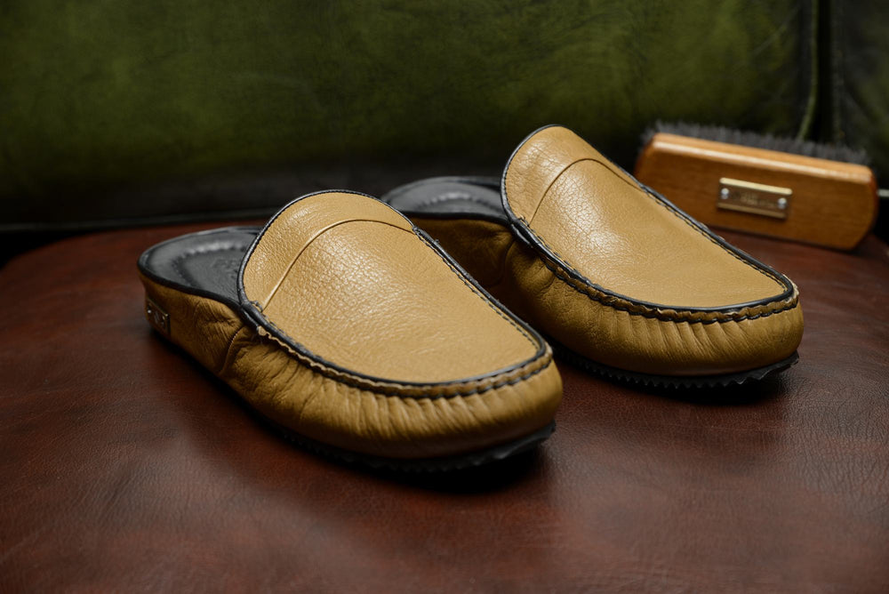 
                  
                    Laden Sie das Bild in den Galerie-Viewer, FOOT FEDERATION MOC-TOE MEN&amp;#39;S LEATHER SLIPPER WALNUT
                  
                