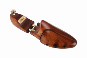 
                  
                    Laden Sie das Bild in den Galerie-Viewer, FOOT FEDERATION ADJUSTABLE MEN&amp;#39;S WOODEN SHOE TREE BEECHWOOD BROWN
                  
                