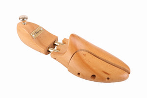 
                  
                    Laden Sie das Bild in den Galerie-Viewer, FOOT FEDERATION ADJUSTABLE MEN&amp;#39;S WOODEN SHOE TREE BEECHWOOD NATURAL
                  
                