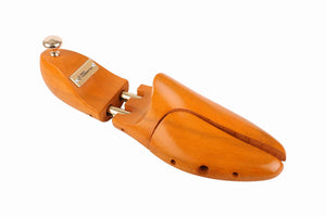 
                  
                    Laden Sie das Bild in den Galerie-Viewer, FOOT FEDERATION ADJUSTABLE MEN&amp;#39;S WOODEN SHOE TREE BEECHWOOD ORANGE
                  
                