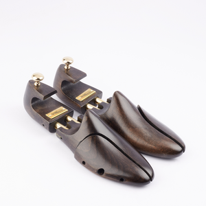 
                  
                    Laden Sie das Bild in den Galerie-Viewer, FOOT FEDERATION BLACK COLOR MEN&amp;#39;S WOODEN SHOE TREE WITH TWIN TUBES
                  
                