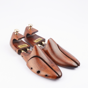 
                  
                    Laden Sie das Bild in den Galerie-Viewer, FOOT FEDERATION BROWN COLOR MEN&amp;#39;S WOODEN SHOE TREE WITH TWIN TUBES
                  
                