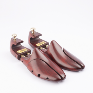 
                  
                    Laden Sie das Bild in den Galerie-Viewer, FOOT FEDERATION BURGUNDY COLOR MEN&amp;#39;S WOODEN SHOE TREE WITH TWIN TUBES
                  
                