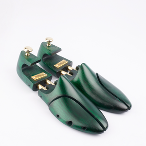 
                  
                    Laden Sie das Bild in den Galerie-Viewer, FOOT FEDERATION GREEN COLOR MEN&amp;#39;S WOODEN SHOE TREE WITH TWIN TUBES
                  
                