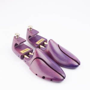 
                  
                    Laden Sie das Bild in den Galerie-Viewer, FOOT FEDERATION PURPLE COLOR MEN&amp;#39;S WOODEN SHOE TREE WITH TWIN TUBES
                  
                