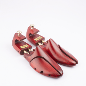 
                  
                    Laden Sie das Bild in den Galerie-Viewer, FOOT FEDERATION RED COLOR MEN&amp;#39;S WOODEN SHOE TREE WITH TWIN TUBES
                  
                