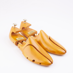 
                  
                    Laden Sie das Bild in den Galerie-Viewer, FOOT FEDERATION YELLOW COLOR MEN&amp;#39;S WOODEN SHOE TREE WITH TWIN TUBES
                  
                