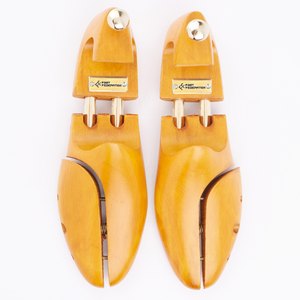 
                  
                    Laden Sie das Bild in den Galerie-Viewer, FOOT FEDERATION YELLOW COLOR MEN&amp;#39;S WOODEN SHOE TREE WITH TWIN TUBES
                  
                